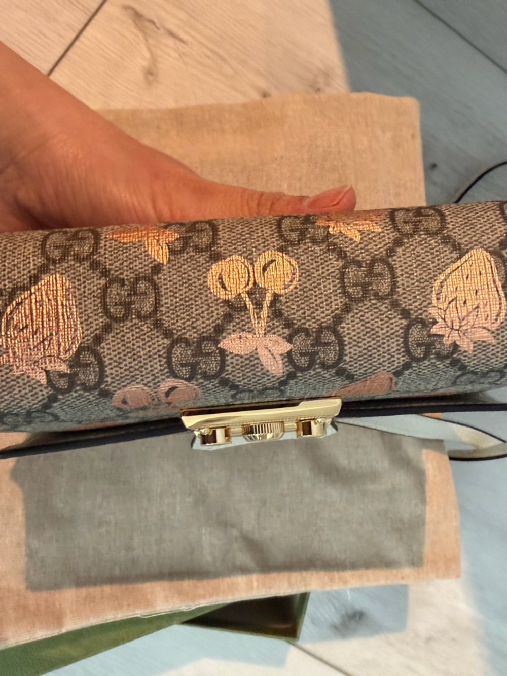 Gucci Beige GG Supreme Strawberry Print Leather Shoulder Bag - Picture 3 of 6